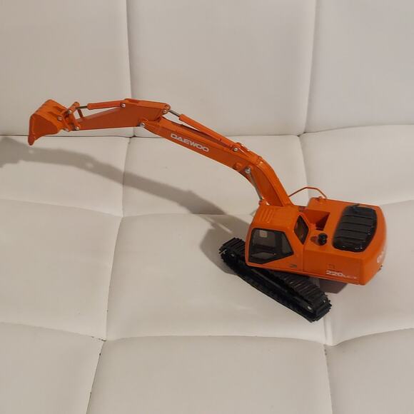 New Clover Daewoo Excavator Solar 220 LC-V 1/40 Scale Diecast Model Vehicle - Picture 3 of 7